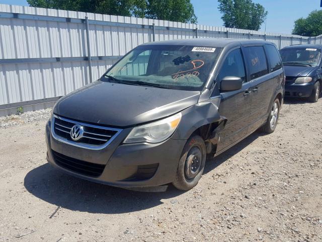 2V4RW3D13AR218280 - 2010 VOLKSWAGEN ROUTAN SE SILVER photo 2