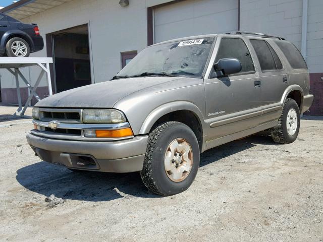 1GNDT13W8Y2299520 - 2000 CHEVROLET BLAZER SILVER photo 2