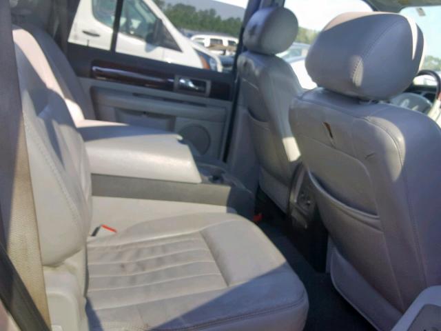 5LMFU28R74LJ37544 - 2004 LINCOLN NAVIGATOR SILVER photo 6