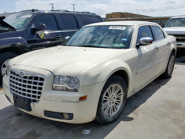 2C3CA5CV1AH324865 - 2010 CHRYSLER 300 TOURIN BEIGE photo 2