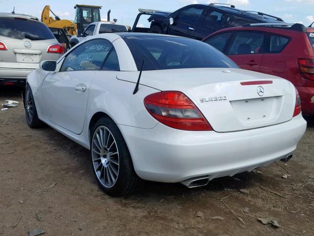 WDBWK5EA5AF225319 - 2010 MERCEDES-BENZ SLK 300 WHITE photo 3