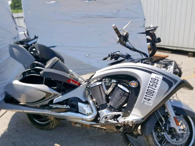 5VPSW36N2B3006655 - 2011 VICTORY MOTORCYCLES VISION TOU SILVER photo 9