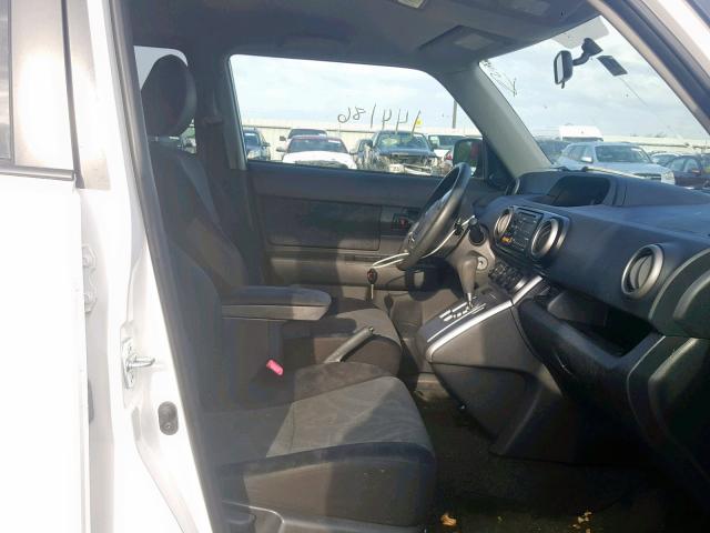 JTLZE4FE5C1142219 - 2012 TOYOTA SCION XB WHITE photo 5