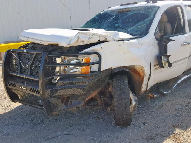 1GT426C82CF103874 - 2012 GMC SIERRA K35 WHITE photo 9