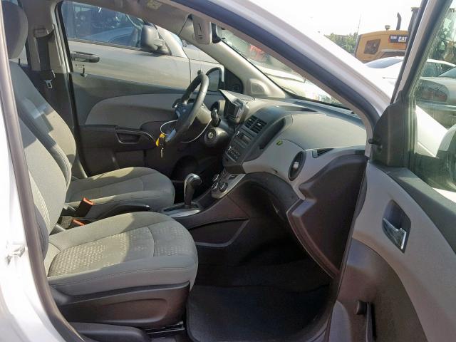 1G1JA6SH2D4230735 - 2013 CHEVROLET SONIC LS WHITE photo 5