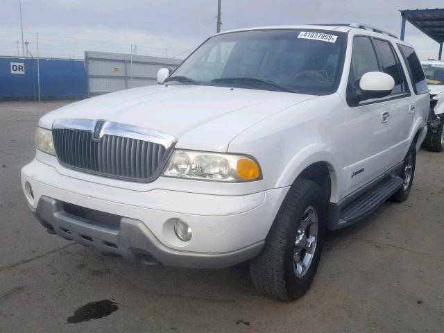 5LMFU28R32LJ06658 - 2002 LINCOLN NAVIGATOR WHITE photo 2