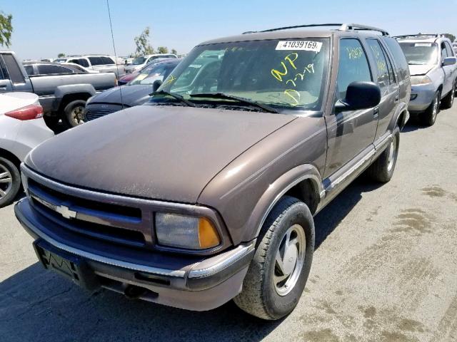 1GNDT13W5V2248052 - 1997 CHEVROLET BLAZER BROWN photo 2