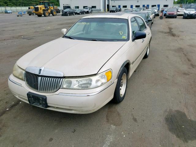 1LNHM83W8XY625873 - 1999 LINCOLN TOWN CAR C TAN photo 2