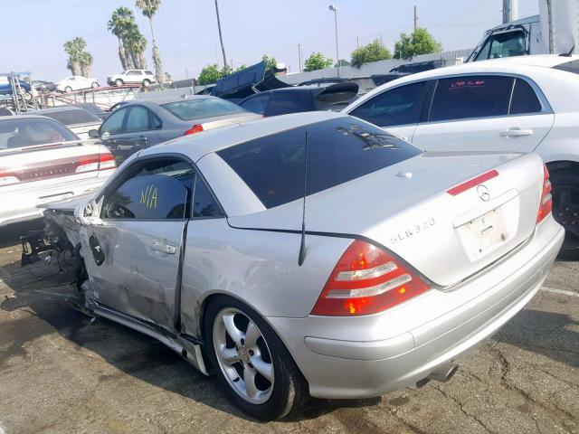 WDBKK65F92F249026 - 2002 MERCEDES-BENZ SLK 320 SILVER photo 3