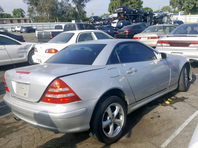 WDBKK65F92F249026 - 2002 MERCEDES-BENZ SLK 320 SILVER photo 4