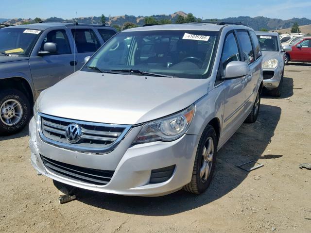 2V8HW34159R543664 - 2009 VOLKSWAGEN ROUTAN SE SILVER photo 2