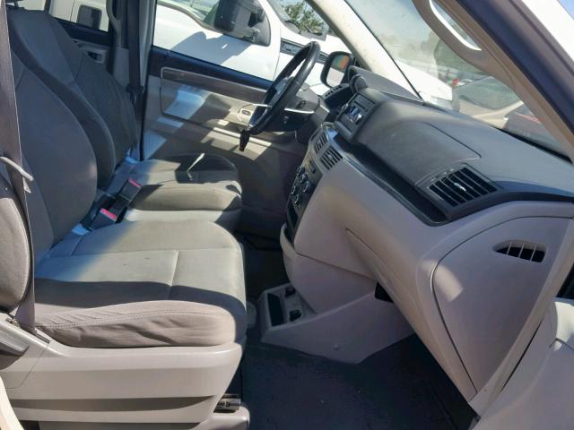 2V8HW34159R543664 - 2009 VOLKSWAGEN ROUTAN SE SILVER photo 5