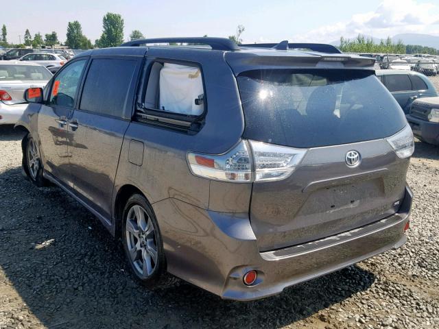 5TDXZ3DC7JS943172 - 2018 TOYOTA SIENNA SE GRAY photo 3