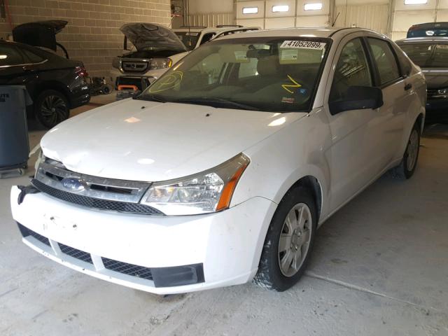 1FAHP34N68W155267 - 2008 FORD FOCUS S/SE WHITE photo 2