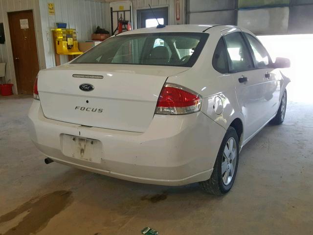 1FAHP34N68W155267 - 2008 FORD FOCUS S/SE WHITE photo 4