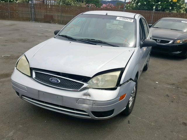 1FAFP34NX5W264270 - 2005 FORD FOCUS ZX4 GRAY photo 2