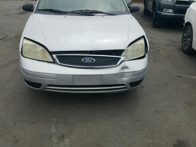 1FAFP34NX5W264270 - 2005 FORD FOCUS ZX4 GRAY photo 9