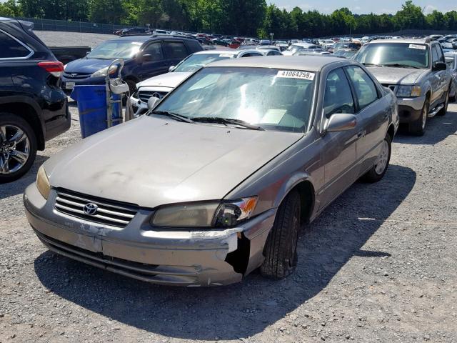 4T1BG22KXWU230950 - 1998 TOYOTA CAMRY CE GOLD photo 2