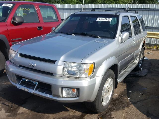 JNRDR09Y02W257661 - 2002 INFINITI QX4 SILVER photo 2