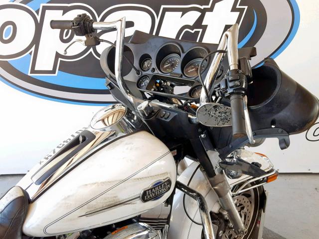 1HD1FCM18CB667980 - 2012 HARLEY-DAVIDSON FLHTCU ULT WHITE photo 5