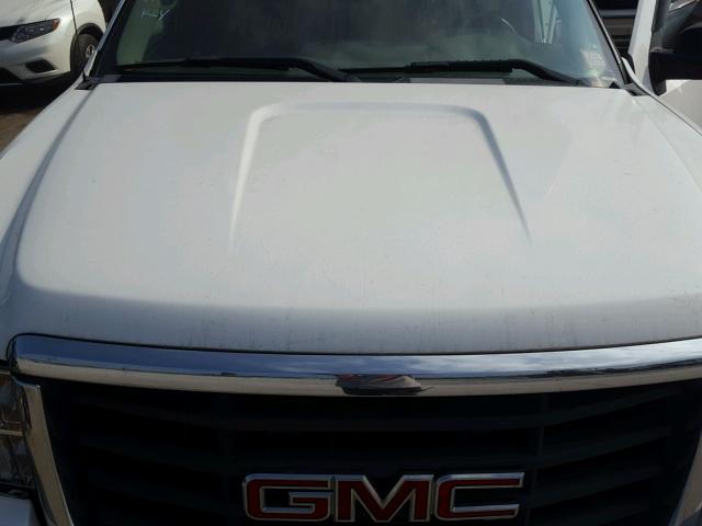 1GTHC44K69F186585 - 2009 GMC SIERRA C25 WHITE photo 7