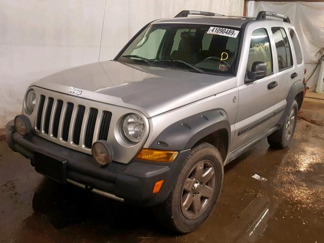 1J8GL38K96W117569 - 2006 JEEP LIBERTY RE SILVER photo 2