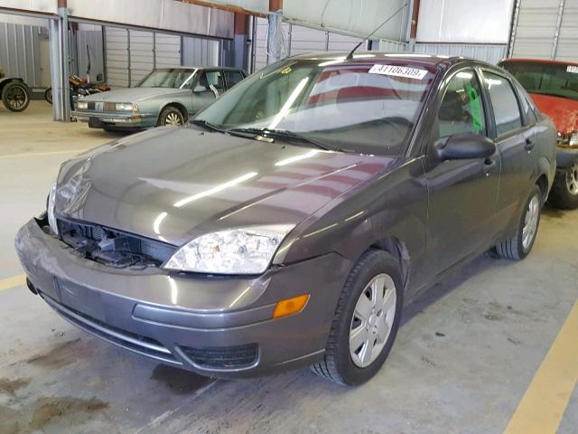 1FAHP34N07W233153 - 2007 FORD FOCUS ZX4 GRAY photo 2