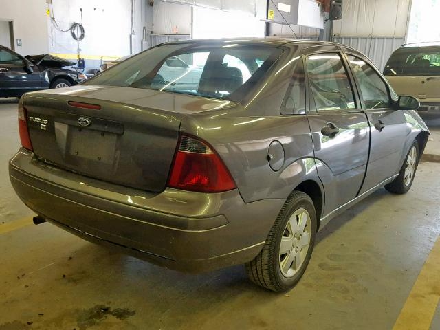 1FAHP34N07W233153 - 2007 FORD FOCUS ZX4 GRAY photo 4