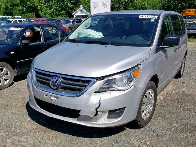 2V4RW4DGXBR642339 - 2011 VOLKSWAGEN ROUTAN S SILVER photo 2