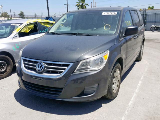 2V4RW4DGXBR669587 - 2011 VOLKSWAGEN ROUTAN S GRAY photo 2