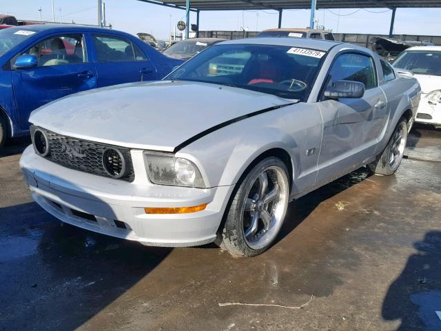 1ZVFT82H755213070 - 2005 FORD MUSTANG GT SILVER photo 2