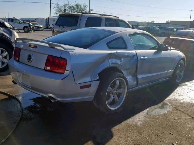 1ZVFT82H755213070 - 2005 FORD MUSTANG GT SILVER photo 4