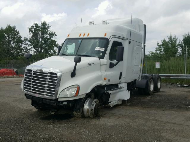 3AKJGLDR2DSFB5690 - 2013 FREIGHTLINER CASCADIA 1 WHITE photo 2