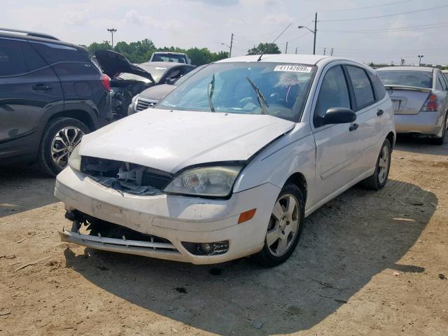 3FAFP37N45R130479 - 2005 FORD FOCUS ZX5 WHITE photo 2