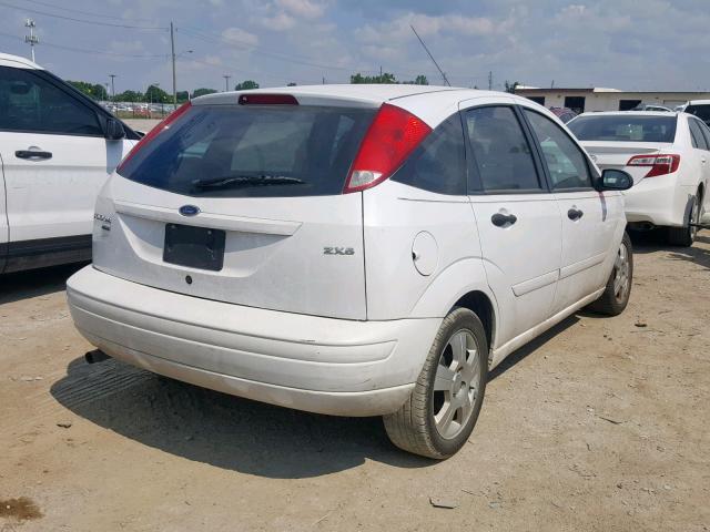 3FAFP37N45R130479 - 2005 FORD FOCUS ZX5 WHITE photo 4