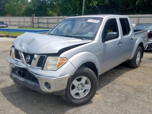 1N6AD07UX6C414599 - 2006 NISSAN FRONTIER C SILVER photo 2