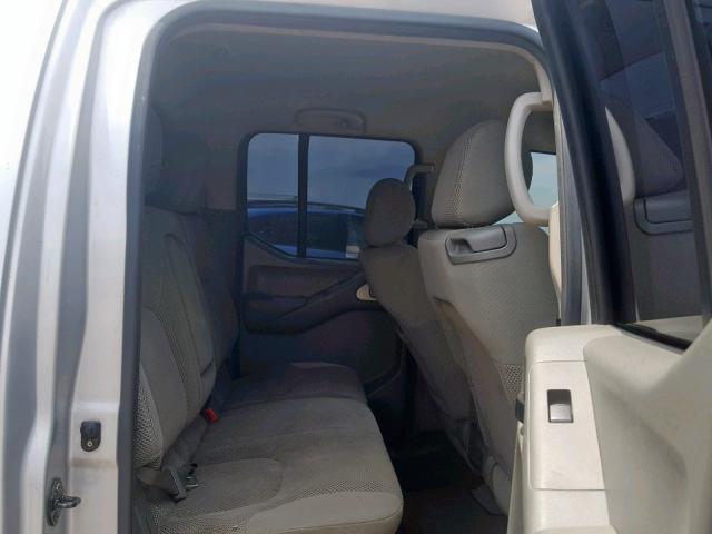 1N6AD07UX6C414599 - 2006 NISSAN FRONTIER C SILVER photo 6