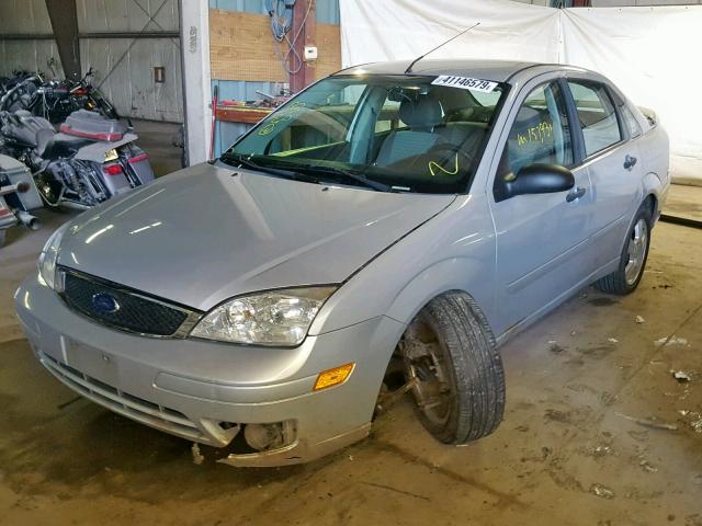 1FAHP34N27W362172 - 2007 FORD FOCUS ZX4 SILVER photo 2