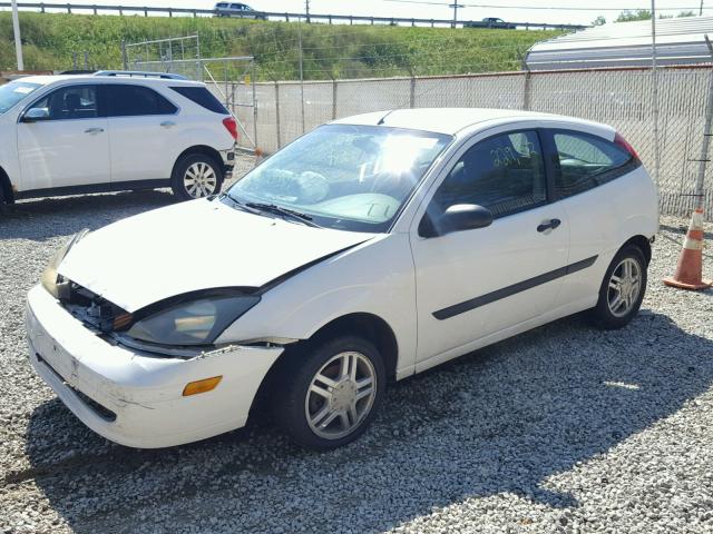 3FAFP31323R156776 - 2003 FORD FOCUS ZX3 WHITE photo 2