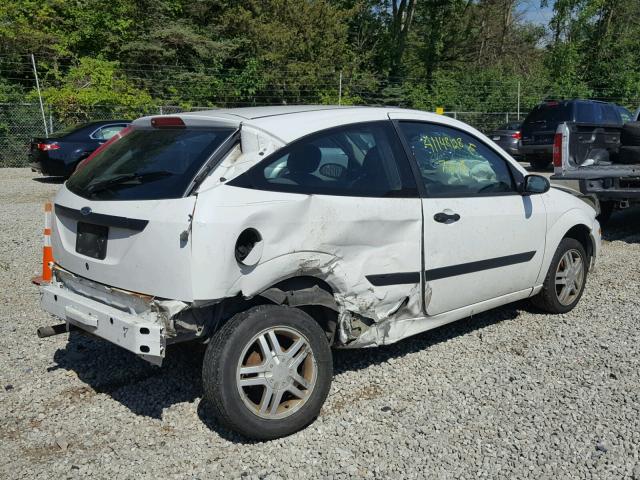 3FAFP31323R156776 - 2003 FORD FOCUS ZX3 WHITE photo 4