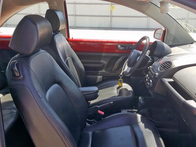 3VWPG3AG6AM011300 - 2010 VOLKSWAGEN NEW BEETLE RED photo 5