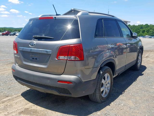 5XYKTDA2XDG368323 - 2013 KIA SORENTO LX SILVER photo 4