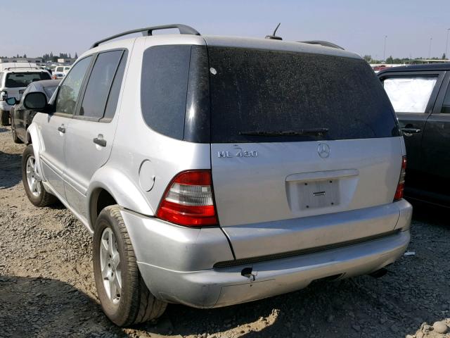 4JGAB72EX1A250370 - 2001 MERCEDES-BENZ ML 430 SILVER photo 3