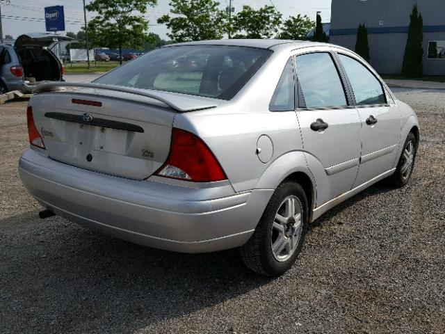 1FAFP3837YW324227 - 2000 FORD FOCUS ZTS SILVER photo 4