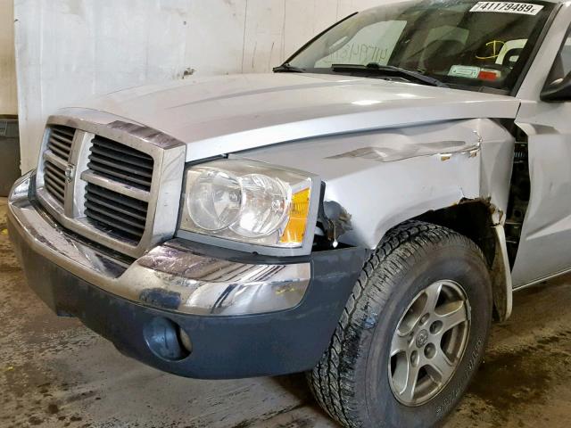 1D7HW48K75S177063 - 2005 DODGE DAKOTA QUA SILVER photo 9