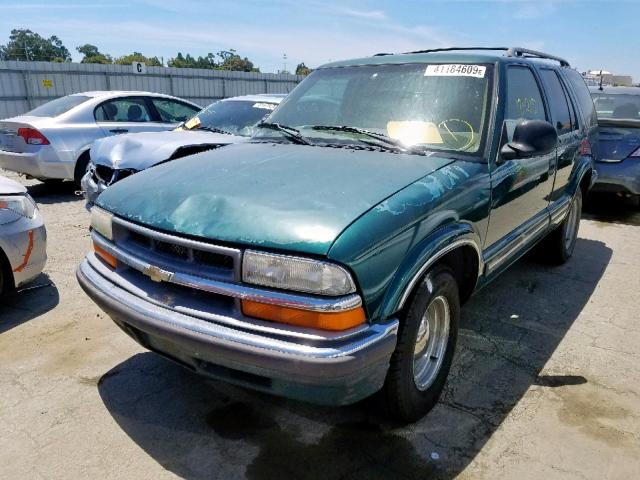 1GNCS13W3W2177840 - 1998 CHEVROLET BLAZER GREEN photo 2