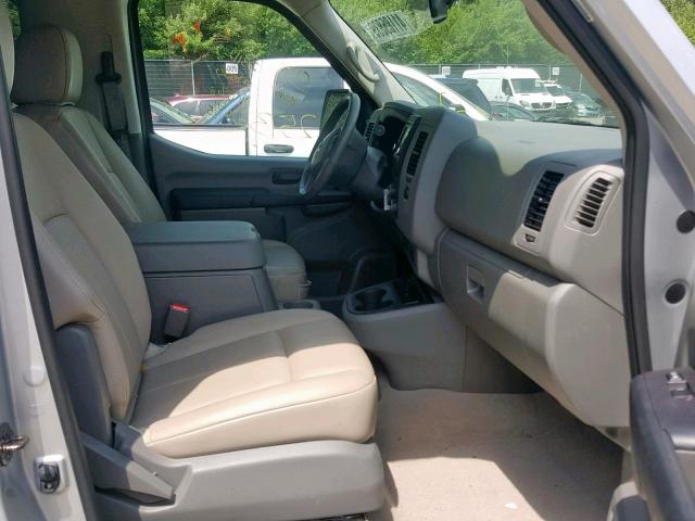 5BZAF0AAXJN852872 - 2018 NISSAN NV 3500 SILVER photo 5