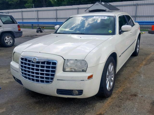 2C3LA53G98H224606 - 2008 CHRYSLER 300 TOURIN WHITE photo 2