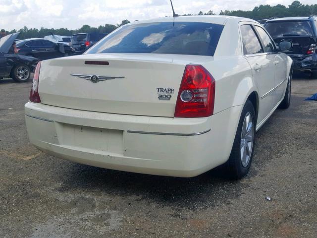 2C3LA53G98H224606 - 2008 CHRYSLER 300 TOURIN WHITE photo 4