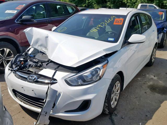 KMHCT5AE1HU323002 - 2017 HYUNDAI ACCENT SE WHITE photo 2